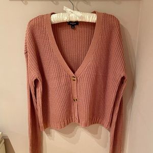 NWOT Salmon pink knit cardigan. V-neck with 3 buttons, cropped. Ransom sz L